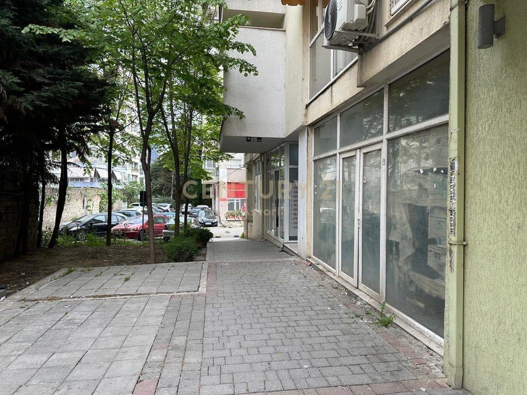 Great Business Opportunity in the Municipality of Paris – Floor 0 with Veranda 3