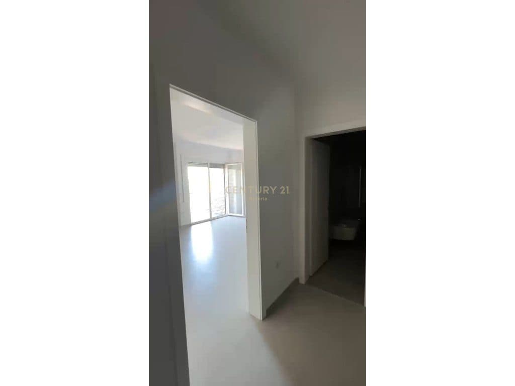 SHITET APARTAMENT 1+1 ME VERANDE NE INSTITUT 4