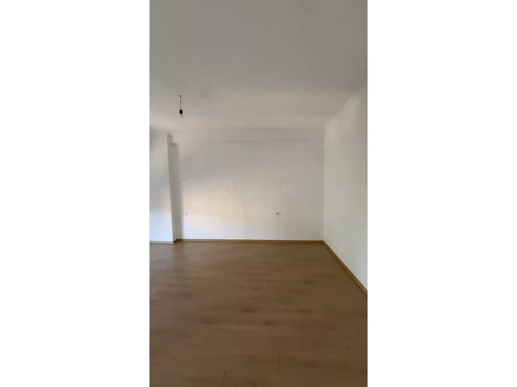 SHITET APARTAMENT 1+1 ME VERANDE NE INSTITUT 2