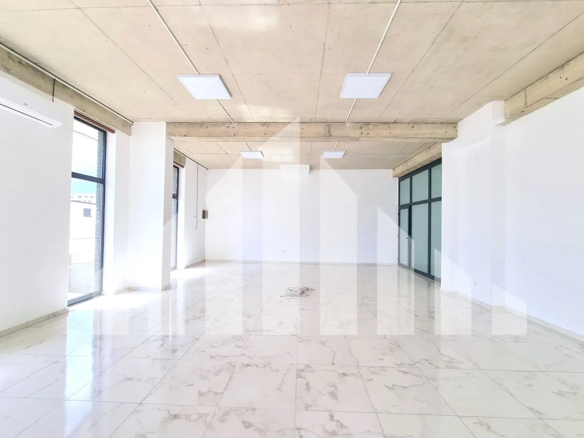Lokal & Zyrë • 327m2 3