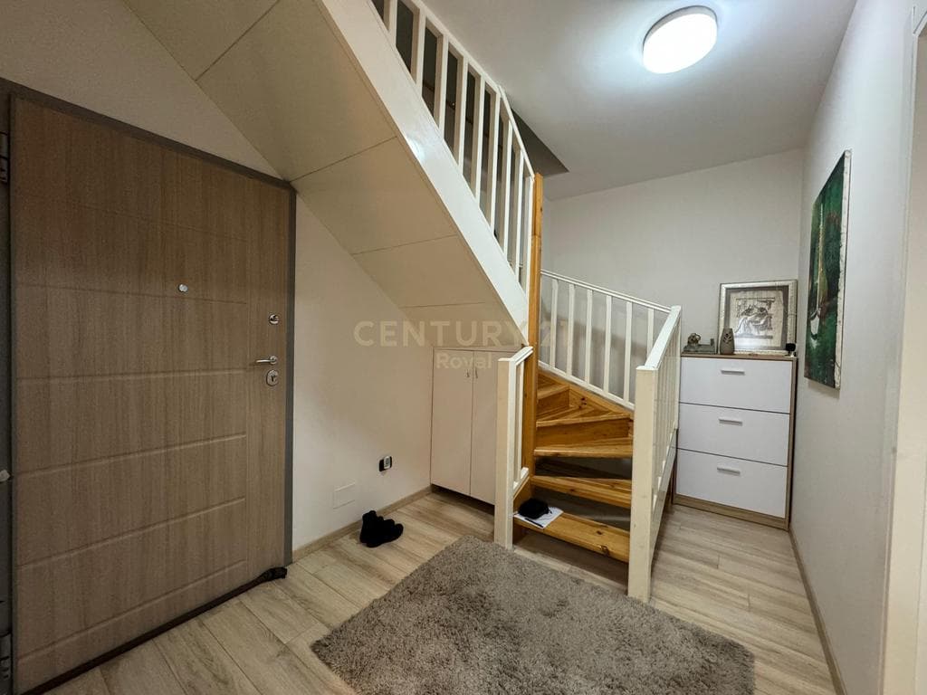 Jepet me qira dupleks 3+1+2 ne Komunen e Parisit 4
