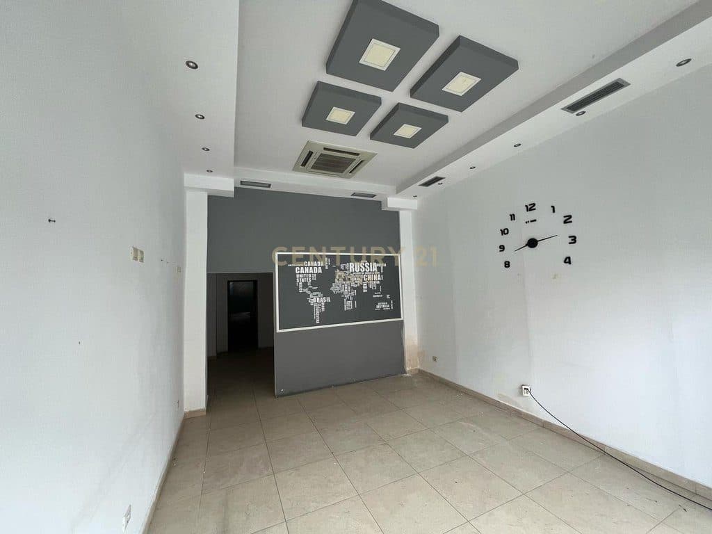 Shitet ambient komercial ne qender te Kavajes me sip 63m2