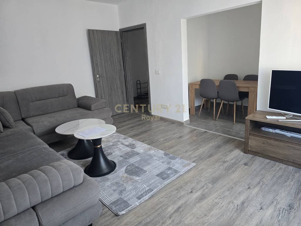 Apartment 3+1 me qira te ish Parku