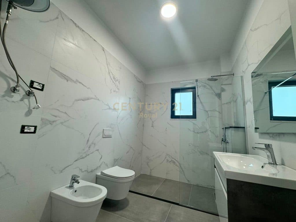 Jepet me qira apartament 2+1 në katin e dytë të një vile të re në Sauk te Ri!
