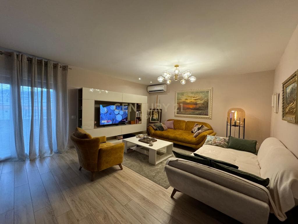 Jepet me qira dupleks 3+1+2 ne Komunen e Parisit