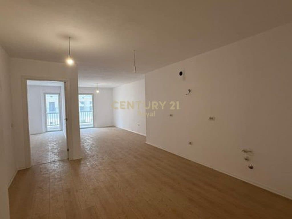Shitet apartament 1+1 në Kombinat 2