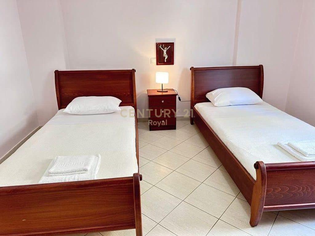 Shitet apartament 3+1+2 prane Saranda Palace 3