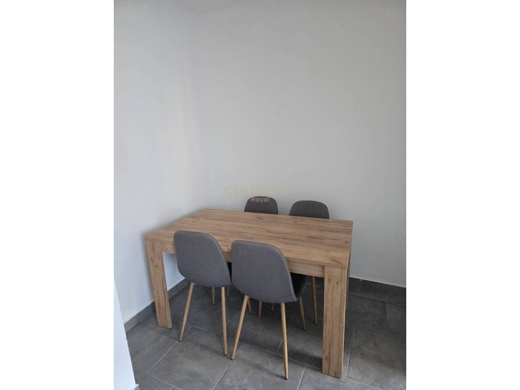 Apartment 3+1 me qira te ish Parku 4