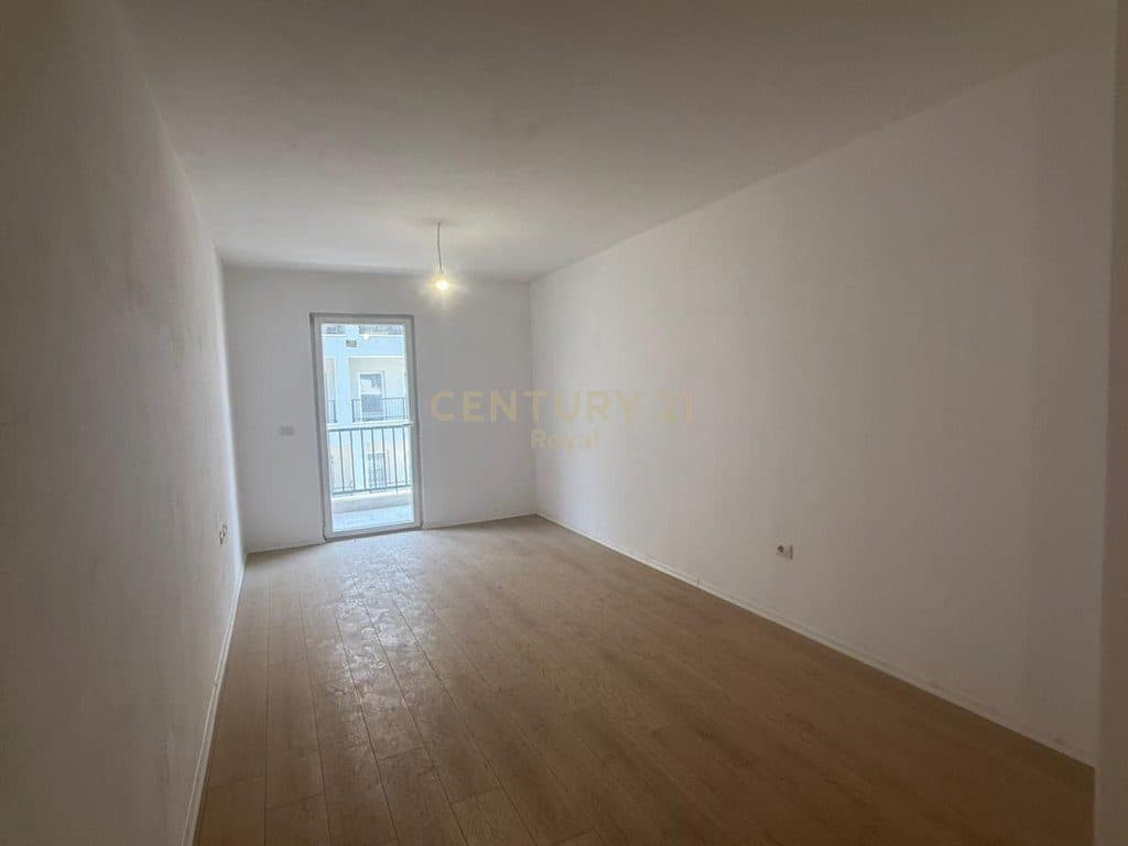 Shitet apartament 1+1 në Kombinat 3