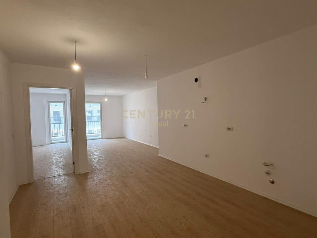 Shitet apartament 1+1 në Kombinat 2