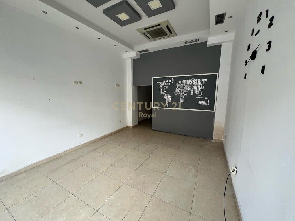 Shitet ambient komercial ne qender te Kavajes me sip 63m2