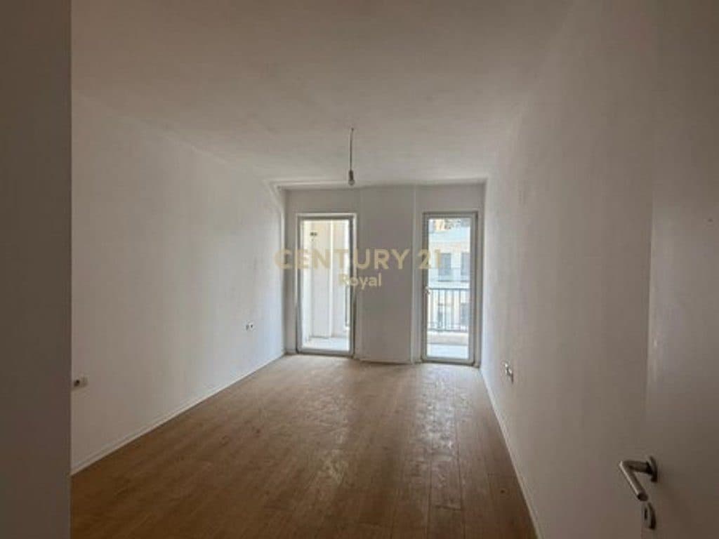 Shitet apartament 1+1 në Kombinat 4