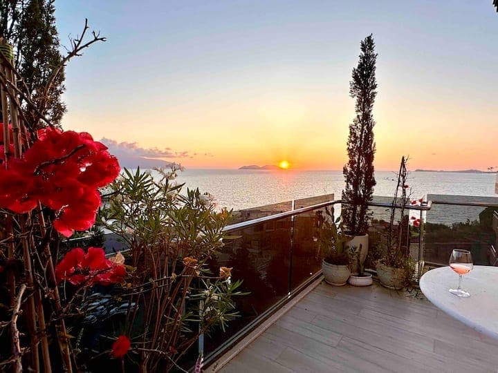 Apartament me Pamje të Plotë nga Deti dhe Tarracë të Madhe – Marina Bay, Vlorë 2