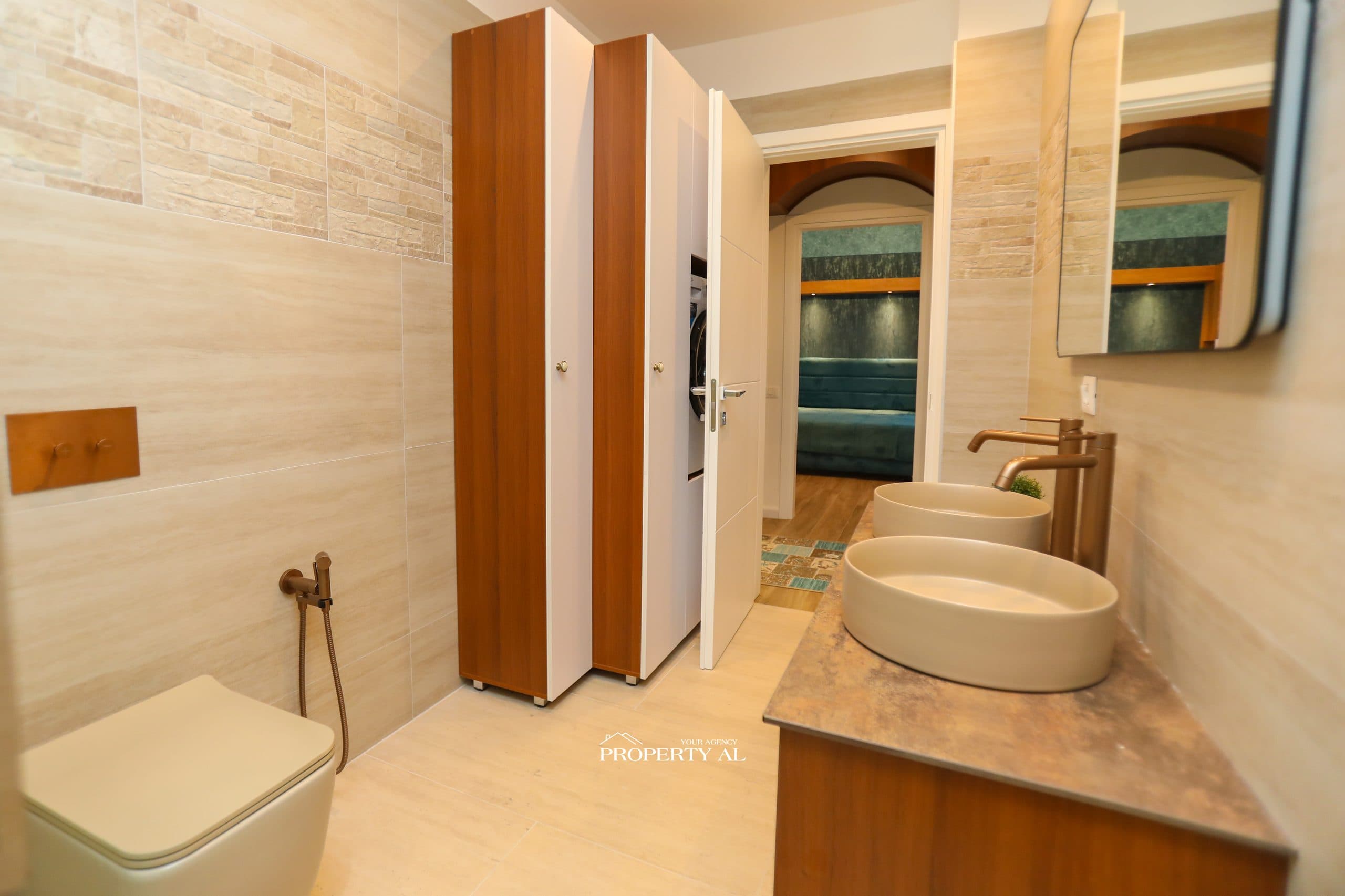 Apartament Prime Me Pamje Deti Dhe Verande Per Shitje Ne Lungomare 2