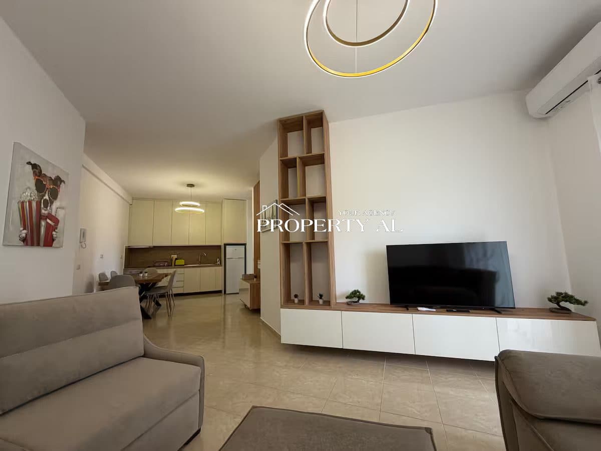 Apartament 3+2+1 me verandë për qira afatgjatë – Plazhi i Vjetër, Vlorë
