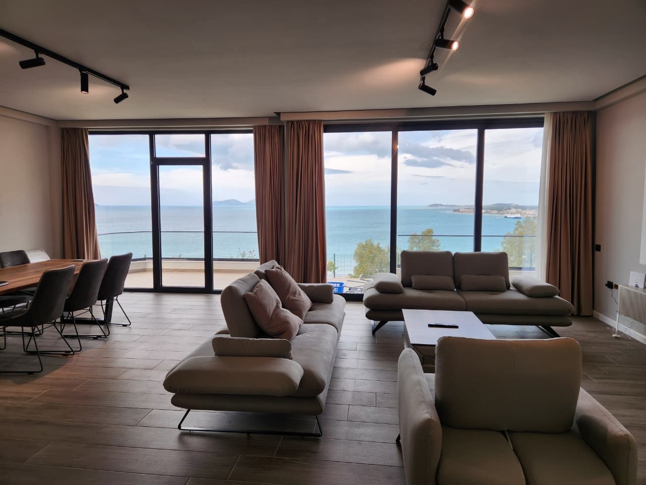 Apartament Luksoz Me Pamje Deti Per Shitje Ne Lungomare Vlore