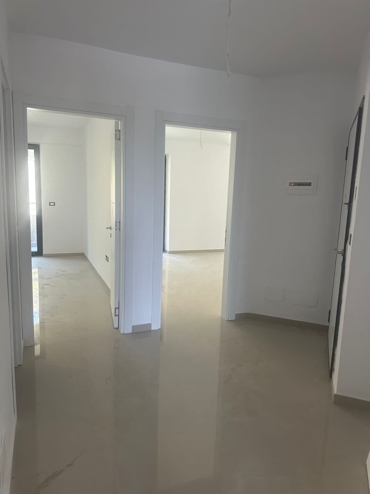 Shitet Apartament 2+1+2 dhe verande tek White Hill, Currila Durres! 3