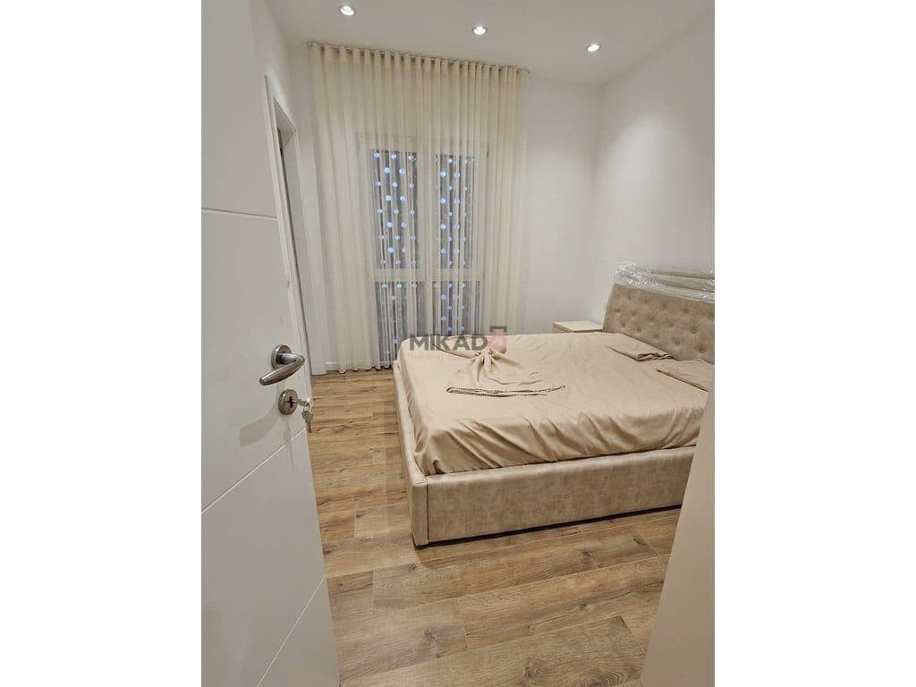 Apartament 2+1+2 + Verandë me qira – Brenda Emerald Center ! 3