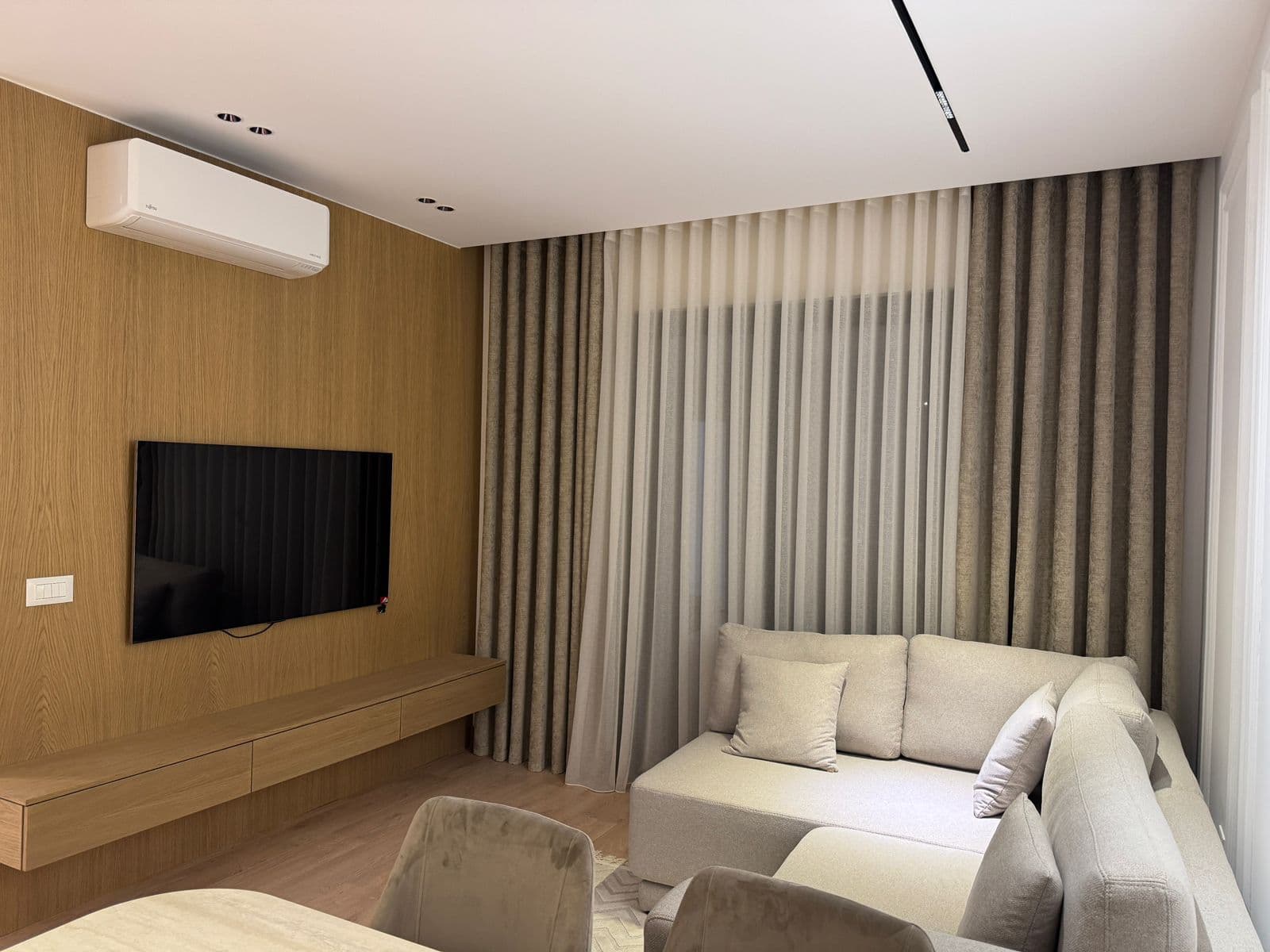 Apartament luksoz 1+1 me qira – Kryqëzimi i Komunës së Parisit !