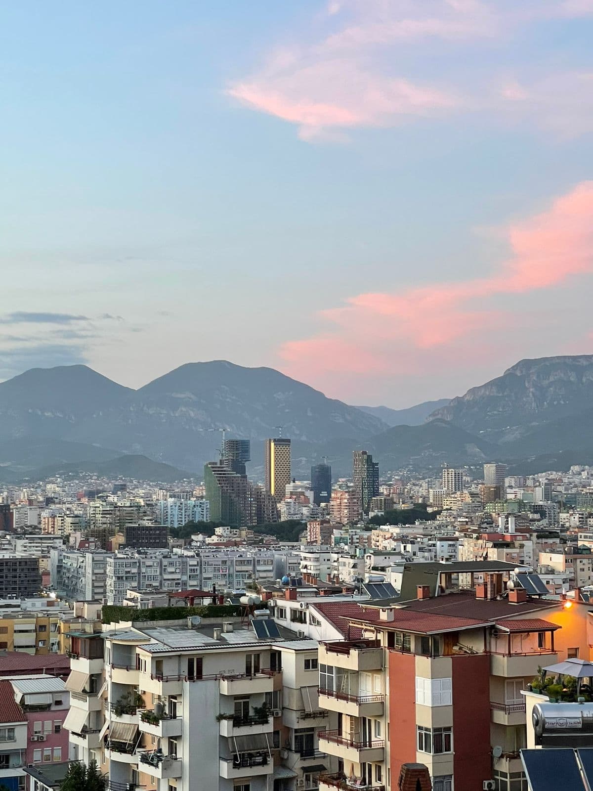 Jepet me Qira Apartament 2+1 tek Kodra e Diellit 1!