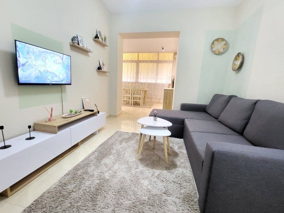 Jepet me Qira Apartament 1+1 i Mobiluar – Qendër Tiranë ! 2