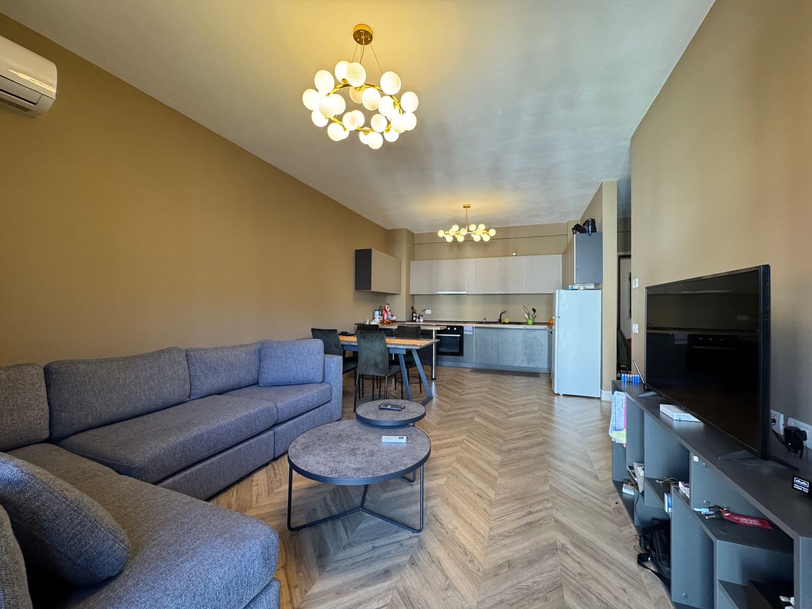 Shitet apartament 2+1 me 1 post parkimi tek Green City!