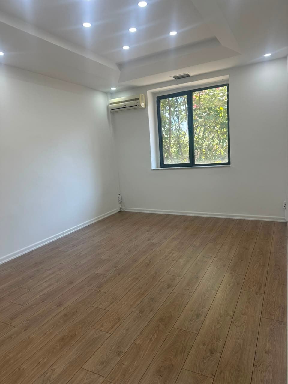 JEPET ME QIRA | AMBIENT ZYRE | 120 M² | BULEVARDI ZOGU I 4