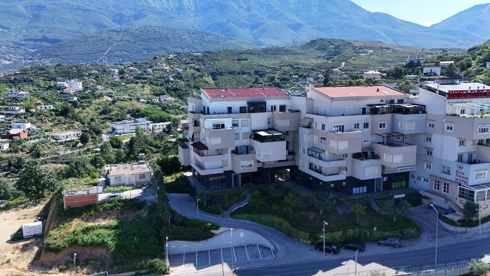 Shitet Apartament 2+1+2 me Pamje nga Liqeni i Farkes! 2