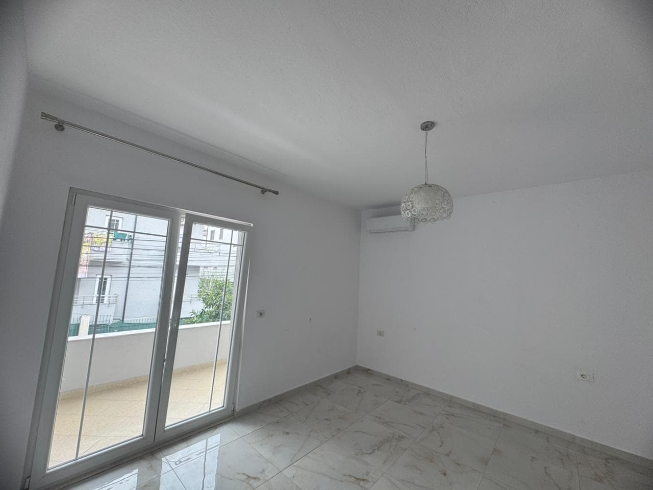 Jepet apartament me qira 1+1+ ballkon - Selitë e Vogël ! 4