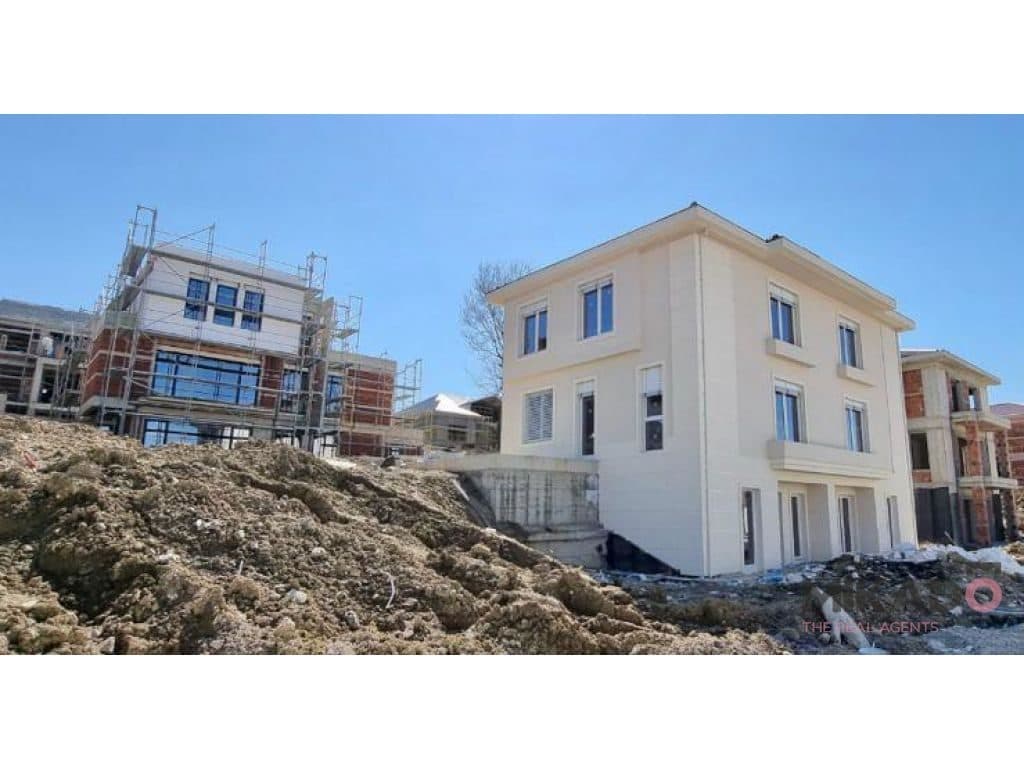 Vilë PREMIUM 3-katëshe për shitje – Pranë TEG ! 3