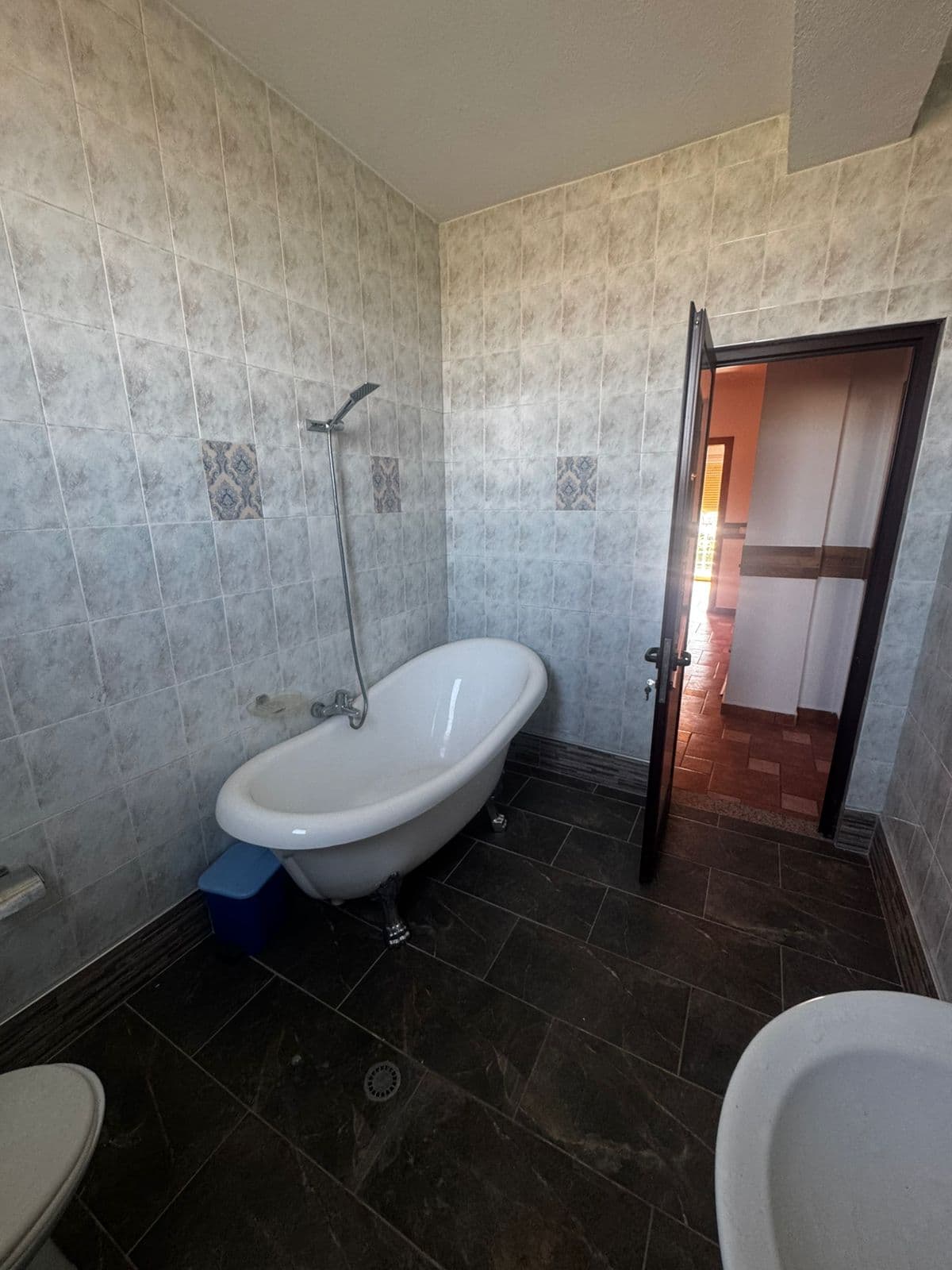 Vilë 4-katëshe me Qira – Sanatoriumi !