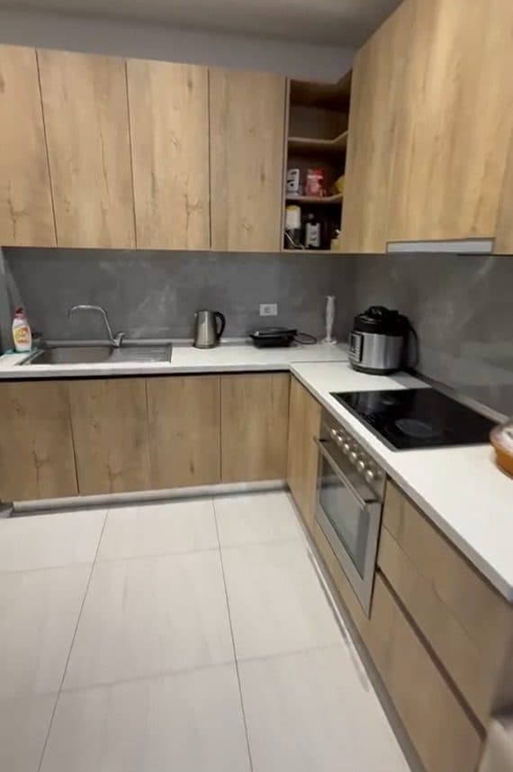 Jepet Apartament me Qira 1+1 në Astir – Me Super Verandë! 3