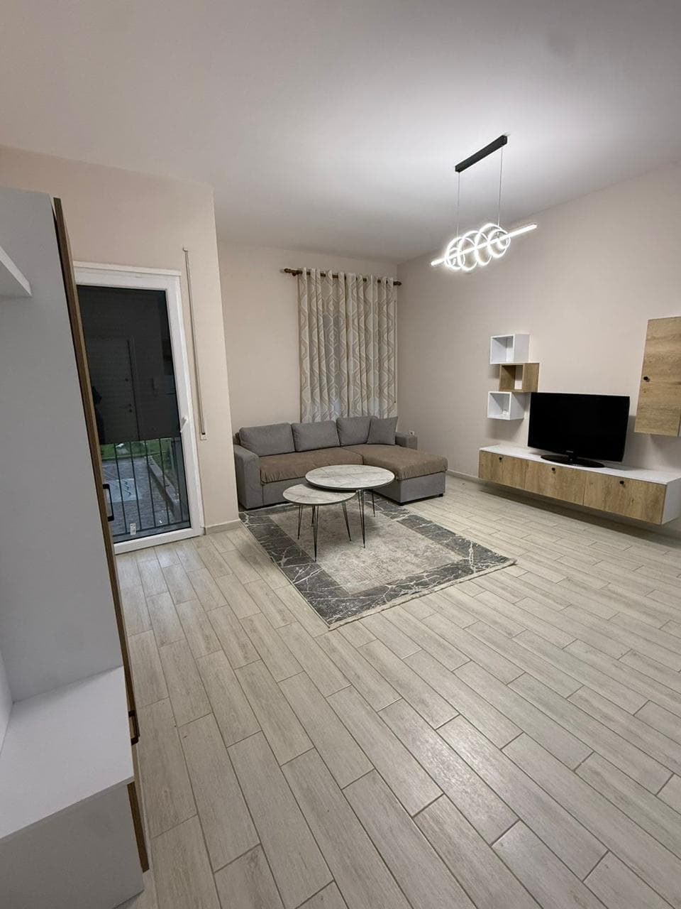 Jepet Apartament me Qira 1+1 – Astir - I sapomobiluar !