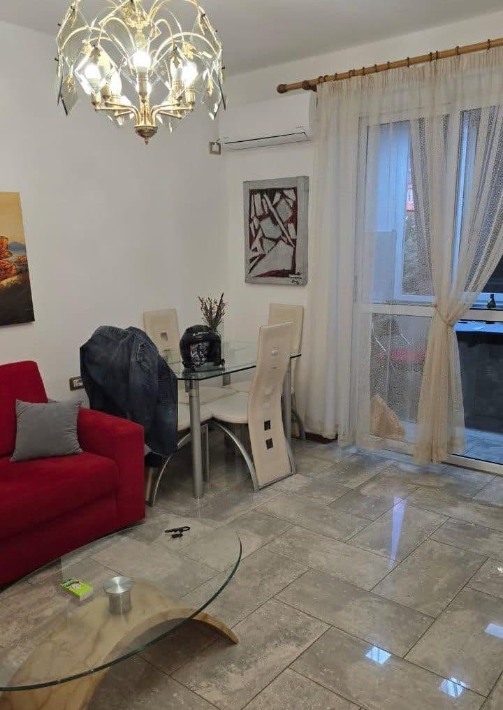 Jepet me Qira Apartament 2+1 – Përballë Medresesë ! 4