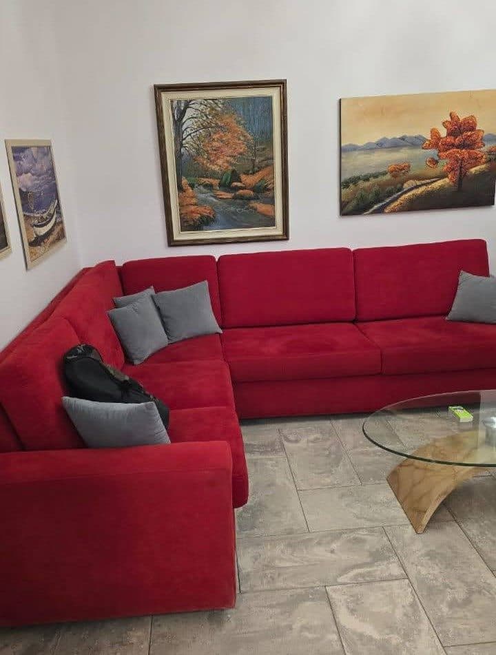 Jepet me Qira Apartament 2+1 – Përballë Medresesë ! 2