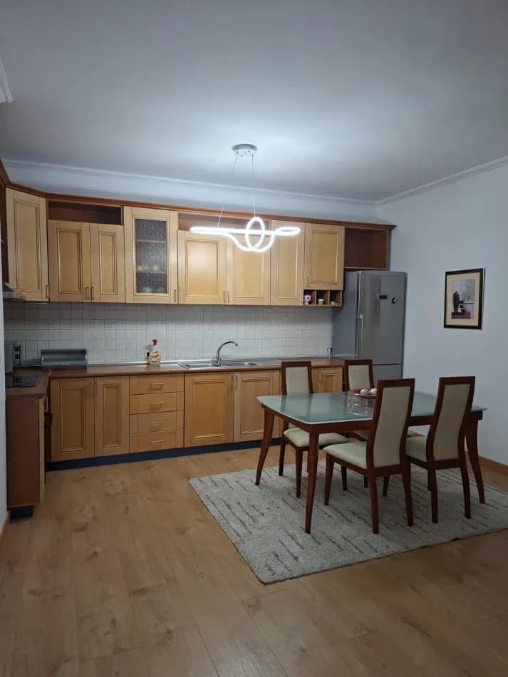 Jepet me Qira Apartament në Bllok – Rruga Nikolla Tupe! 2