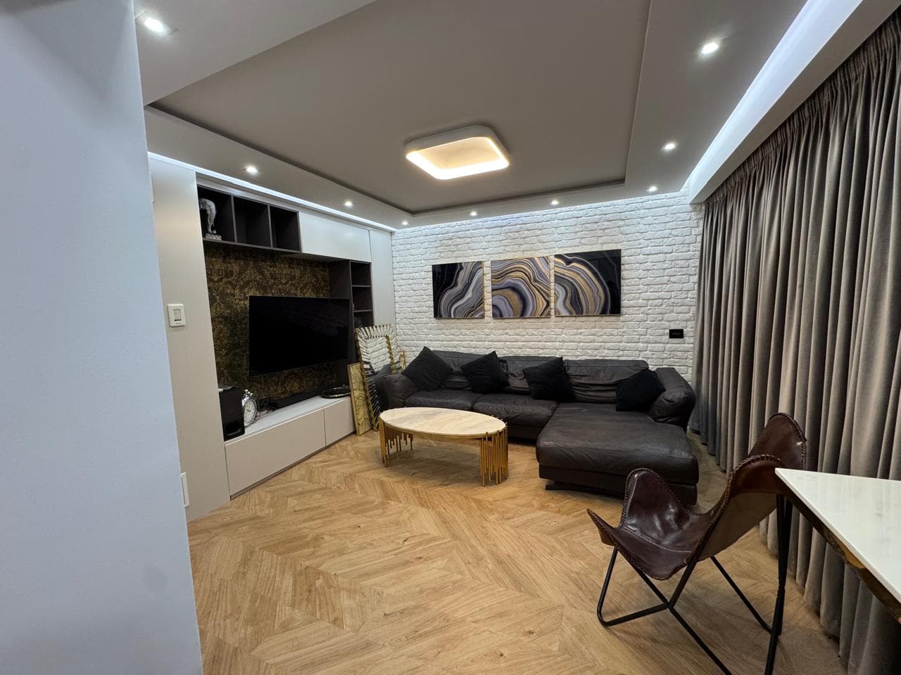 Jepet me Qira Apartament 1+1 ne Qender!