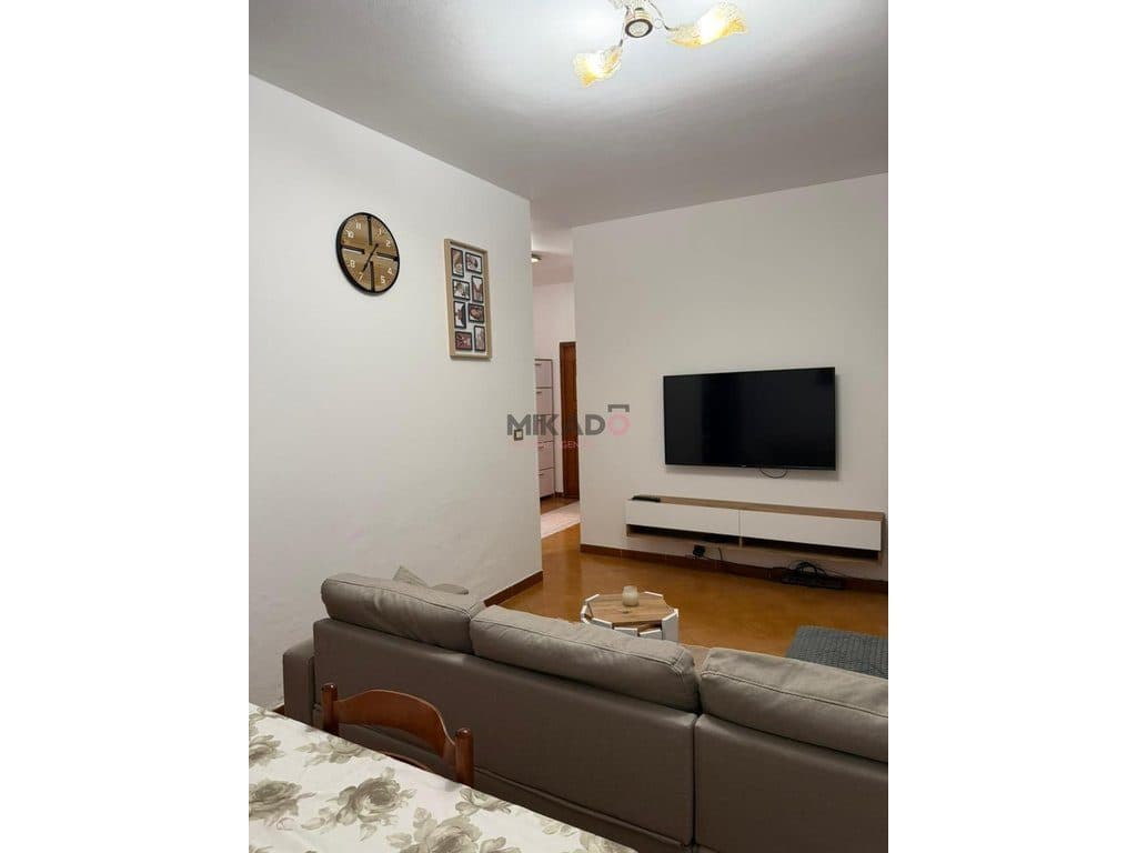 Jepet me Qira Apartament 1+1 + Ballkon – Komuna e Parisit ! 2