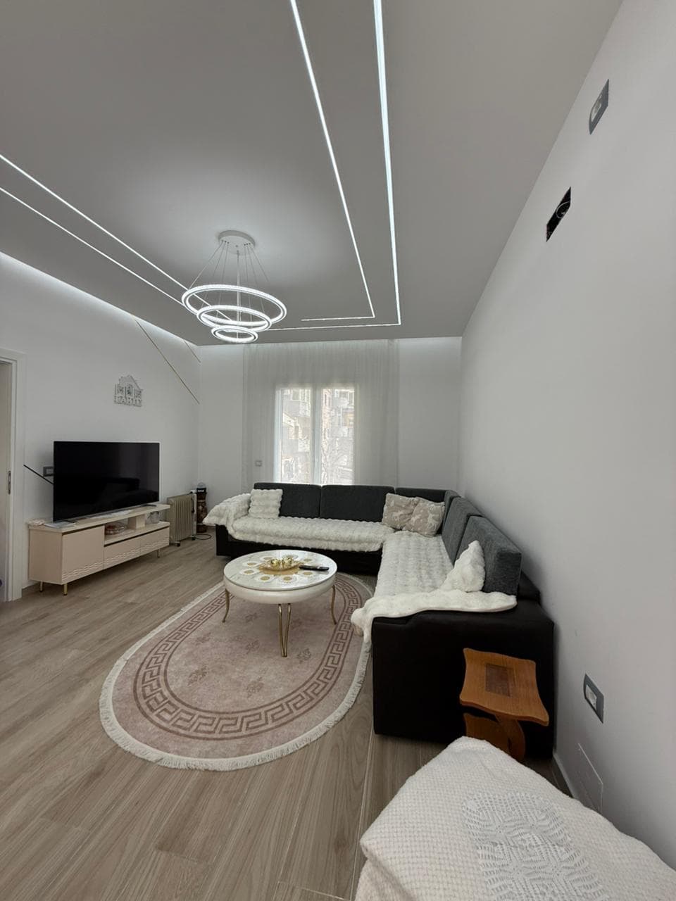 🏡 Jepet me Qira Apartament 3+1+2 në Shkozë !