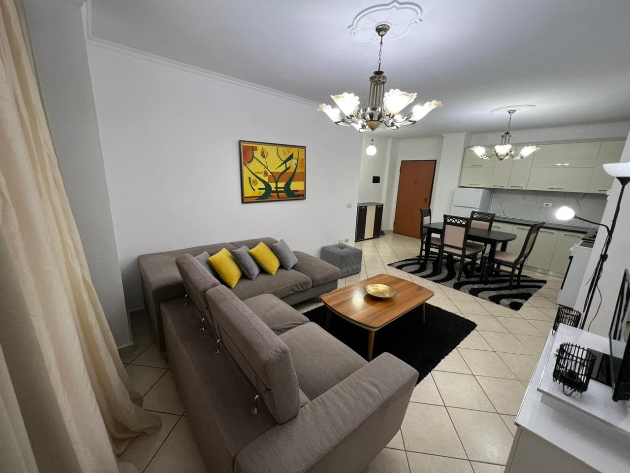 Jepet Apartament 2+1+2 me qira – pranë Kika 1 !