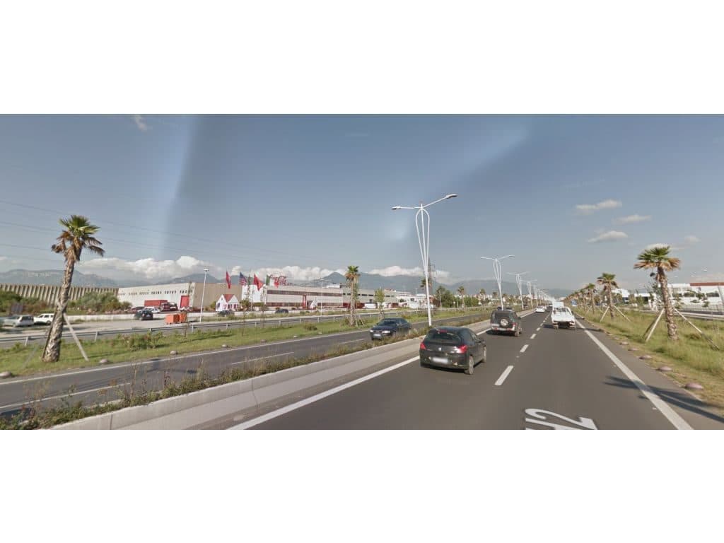 Jepet me qira magazine ne autostraden Tirane