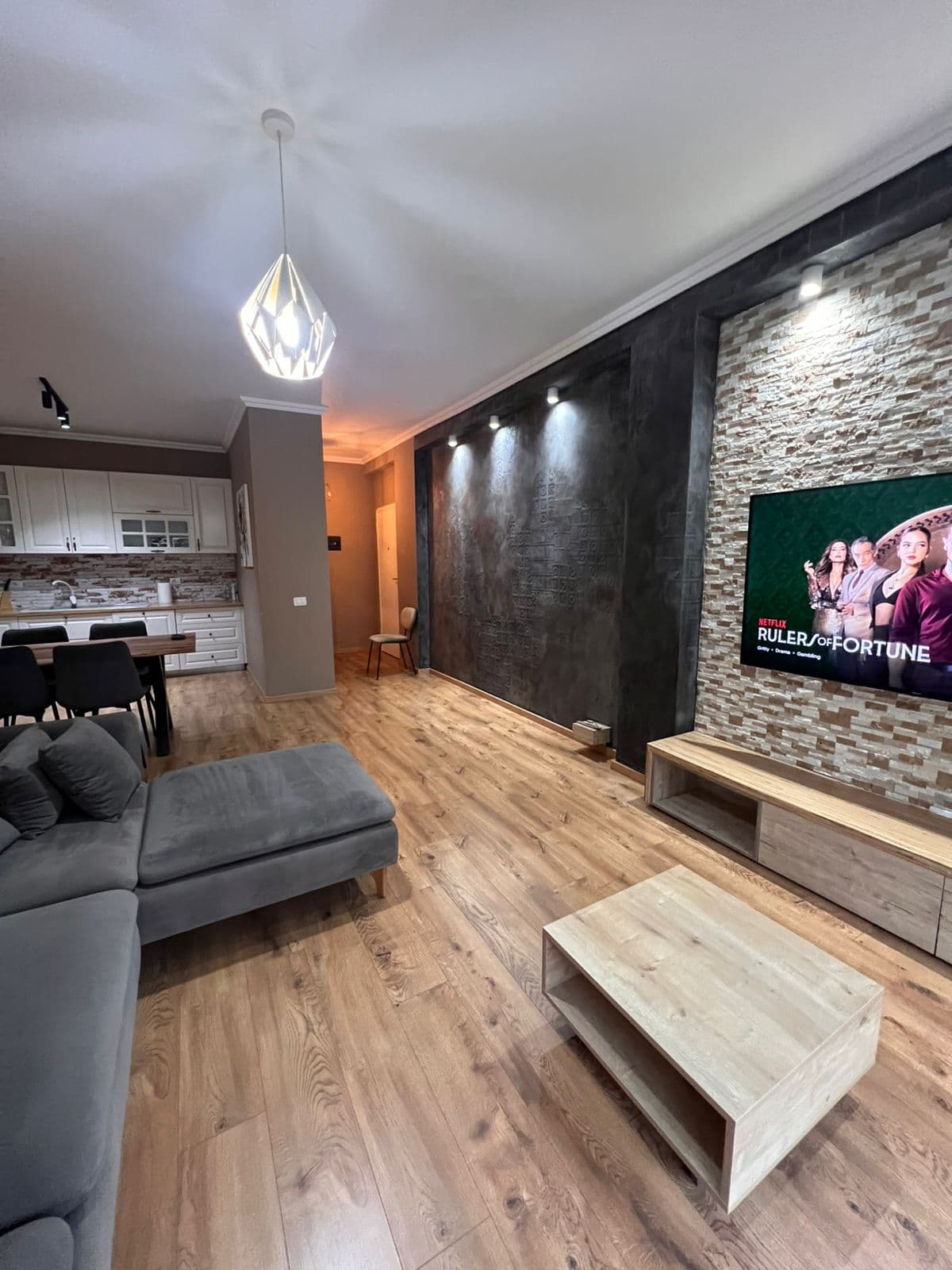 Jepet me Qira Apartament Luksoz 2+1 – Kopshti Botanik ! 4