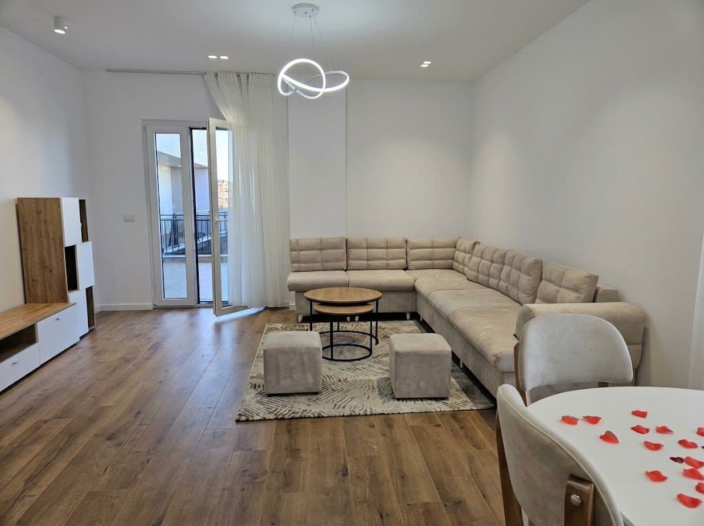 Apartament 2+1+2 + Verandë me qira – Brenda Emerald Center !