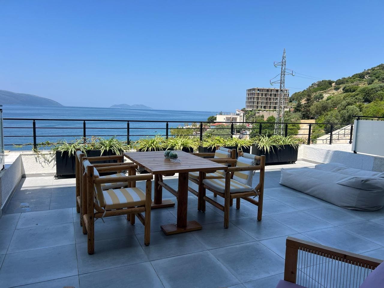 Shitet Apartament 1+1 me verande ne Radhime! 1