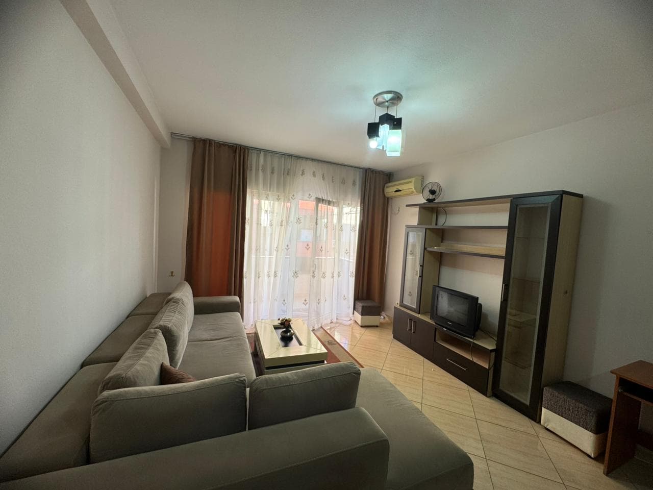 Jepet Apartament 1+1 me qira – Astir, afër Rrethit ! 2