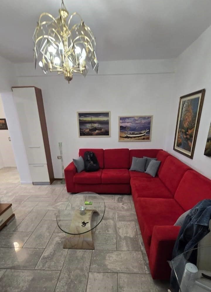 Jepet me Qira Apartament 2+1 – Përballë Medresesë !