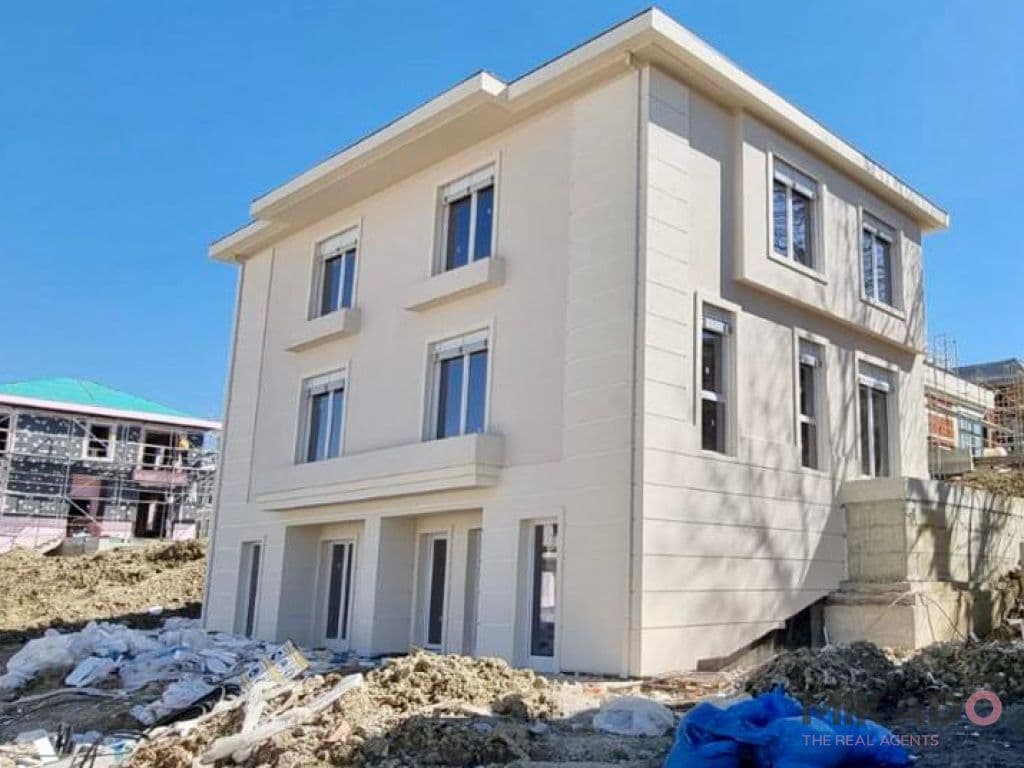 Vilë PREMIUM 3-katëshe për shitje – Pranë TEG !