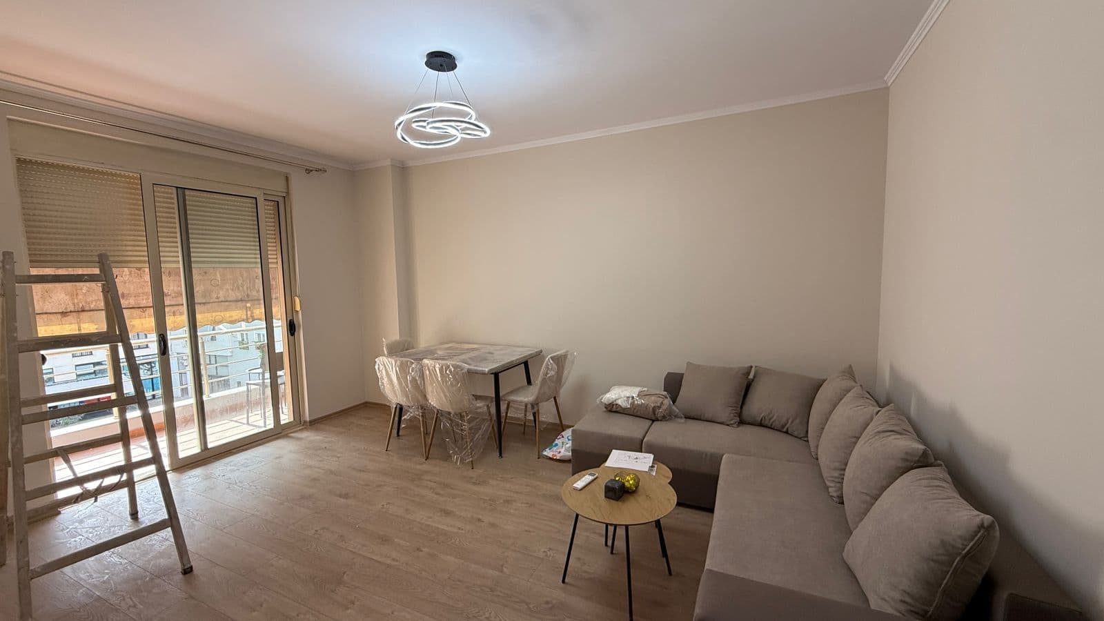 Jepet me Qira Apartament 1+1+ Ballkon ne Astir – i sapomobiluar !