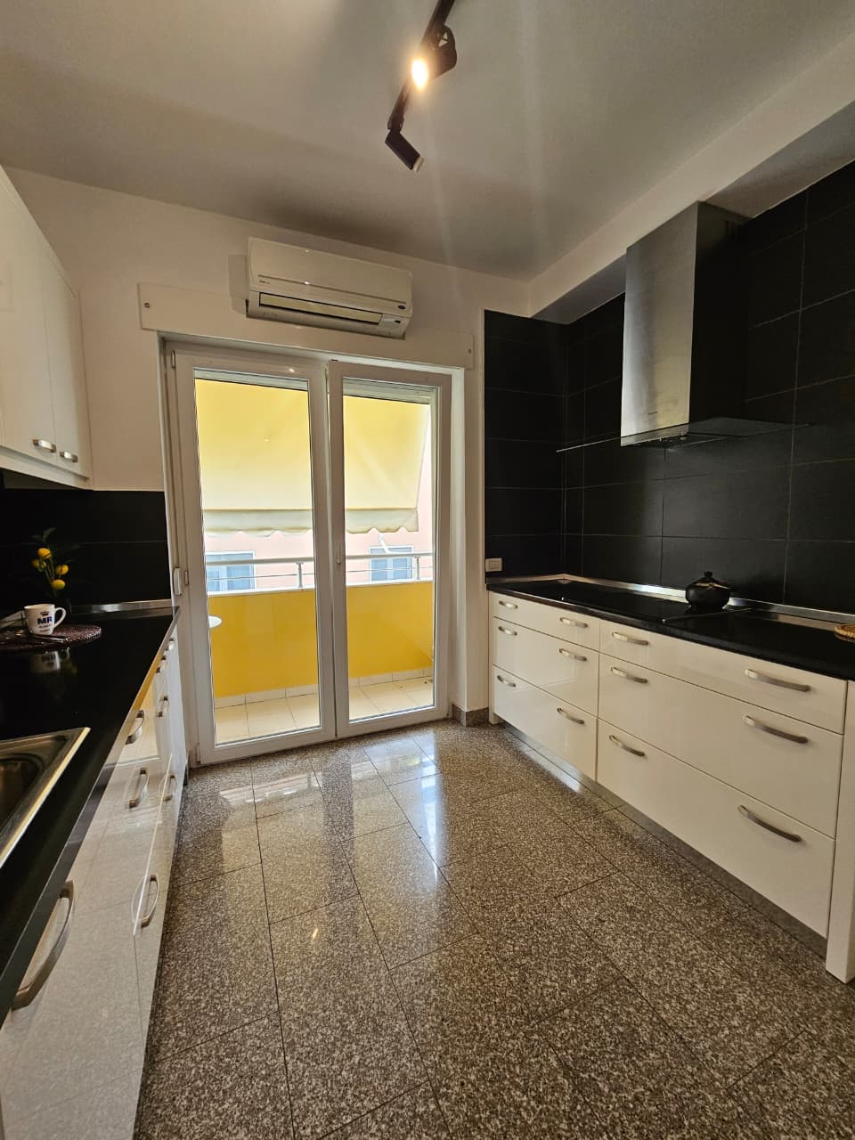Jepet me Qira Apartament 3+1+3 + Post Parkimi ne Residencen Touch of The Sun! 3