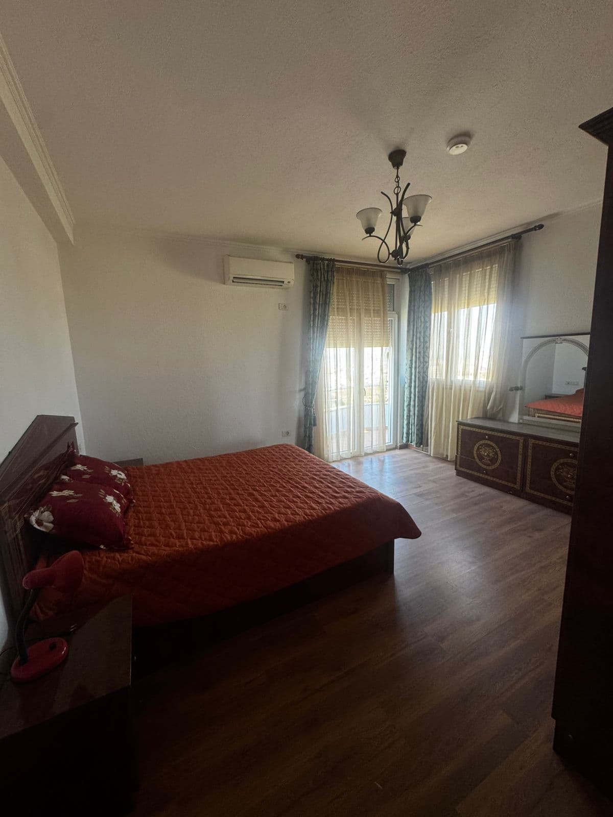 Vilë 4-katëshe me Qira – Sanatoriumi !
